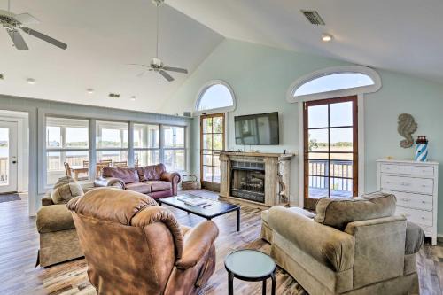 Cozy Waterfront Island House on Live Oak Island!