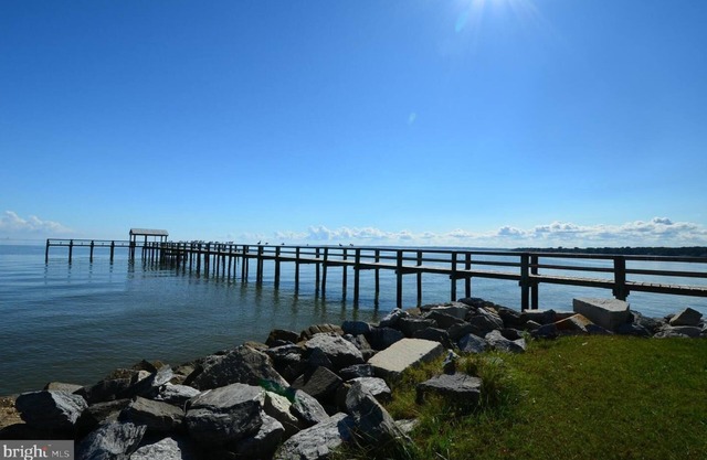 Cozy waterfront remodeled beach cottage, just steps away from the Chesapeake Bay