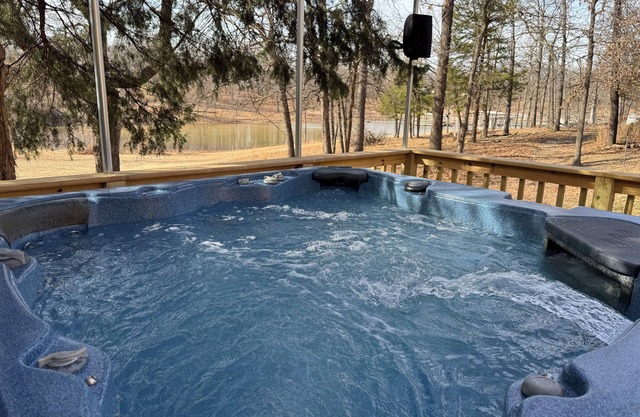 Cozy Waterfront Studio with hot tub in Longtown
