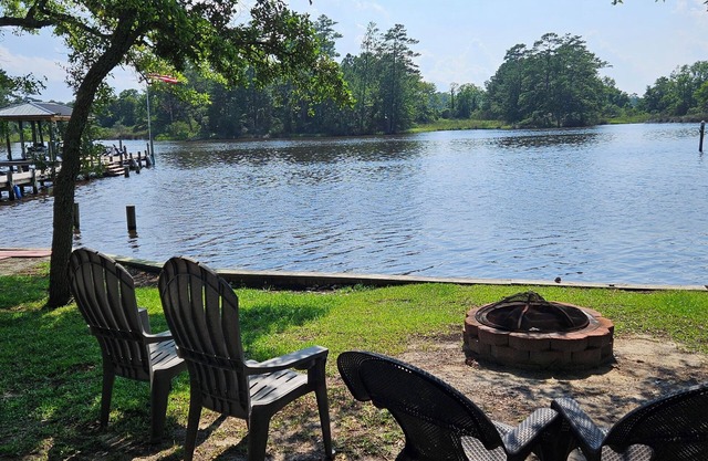 Cozy waterfront travel trailer 1 bedroom and AC, WiFi in charming Oriental