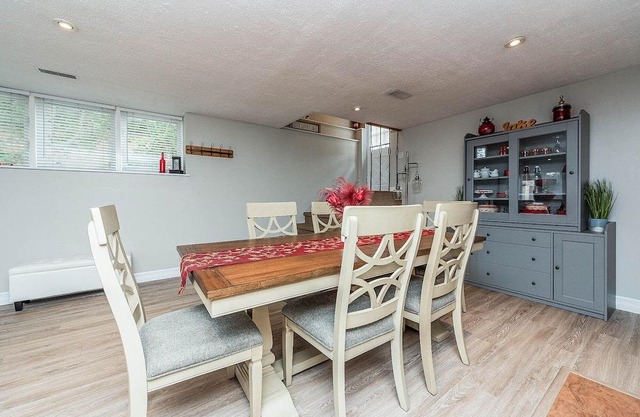 Cozy Waterfront Unit 5 min to Casino, great for Ice Fishing