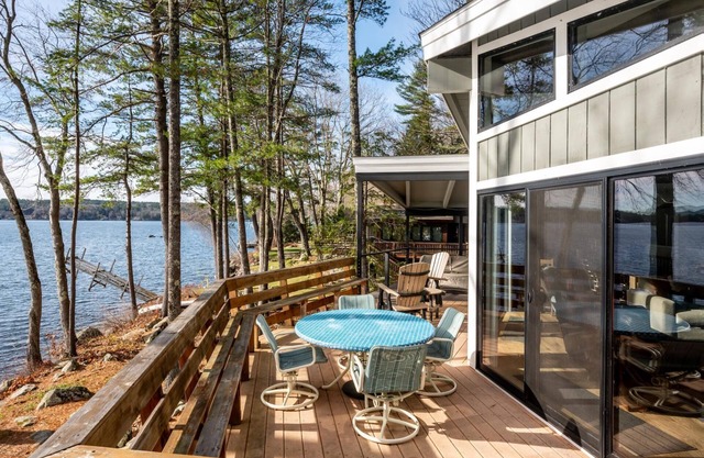 Cozy Waterfront Home with Private Dock, Kayaks and Rowboat
