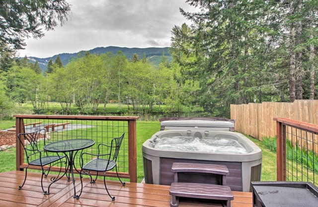 Cozy Waterside Chalet By Mt Rainier National Park!