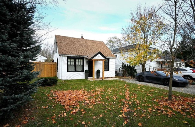 Cozy weekend gateway with river creek backyard.