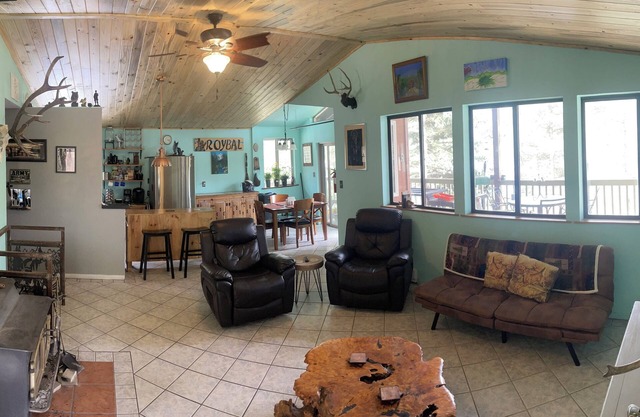 Cozy Weekend Getaway! Enjoy many things in the surrounding area!