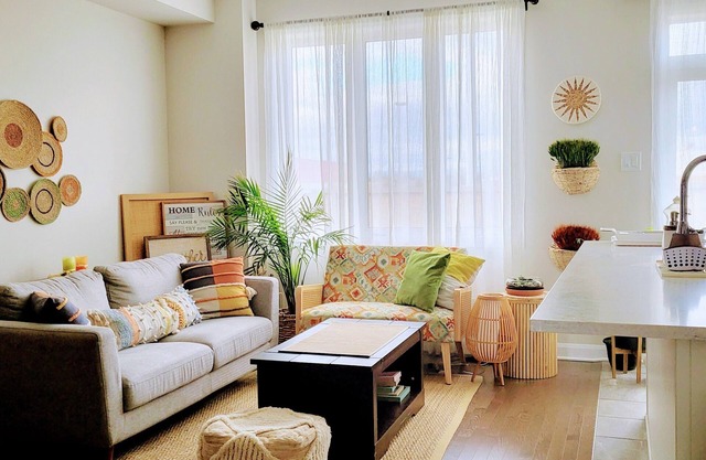 Let's make new friends,share our beautiful home with us,20mi to Ottawa downtown