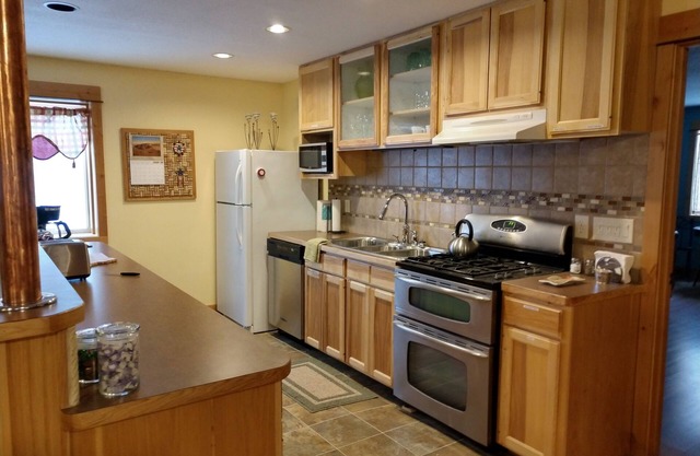 Cozy Well-Stocked Apartment, 30+ Day minimum stays