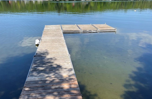 Cozy West Facing Cottage on Twelve Mile Lake