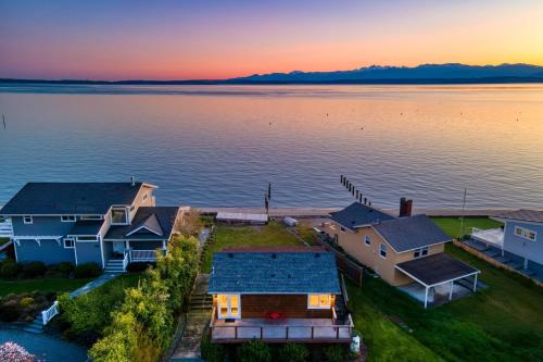 Cozy Whidbey Island Stay Steps on the beach Fireplace BBQ Near Trails