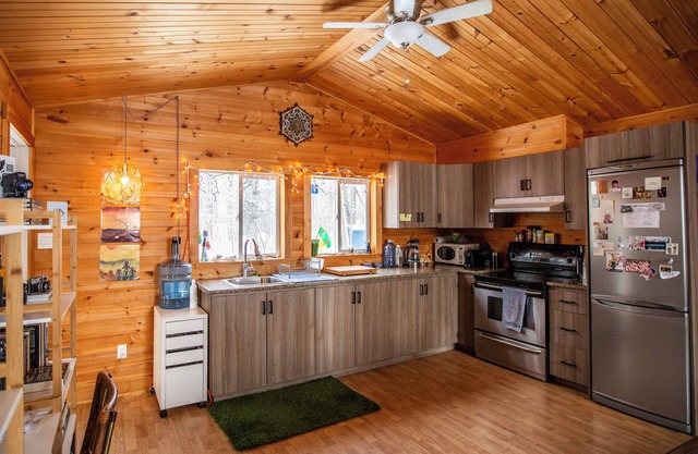 Cozy winter retreat close to Ottawa, Wakefield and 4 different ski hills!
