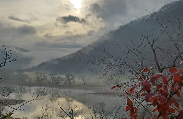 Cozy with spectacular views, easy access to I-64, and each end of the NRGNP