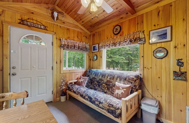 Cozy wooded cabin with lake access, firepit & kitchenette