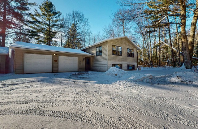 Cozy wooded home w/ access to snowmobile trail, near town, lakes, & bike trails