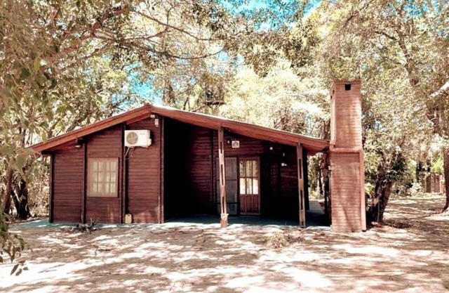 Cozy wooden cabin in superb Paso de la Patria with WiFi, AC