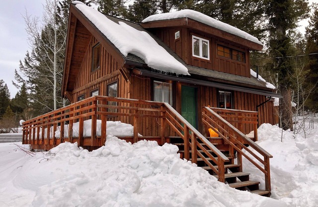 Cozy Woodland Escape: Scenic Cabin Retreat in Alpine, WY