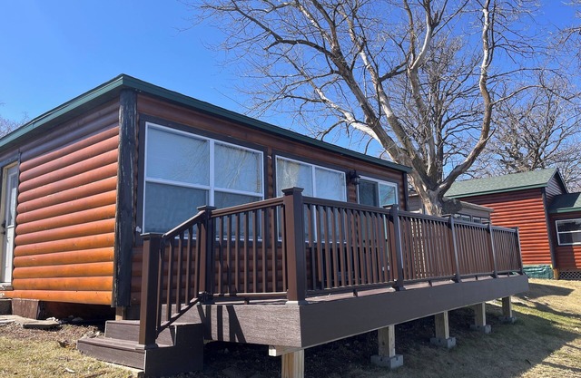 Cozy cabin on Lake Osakis with game room, deck and kayaks!