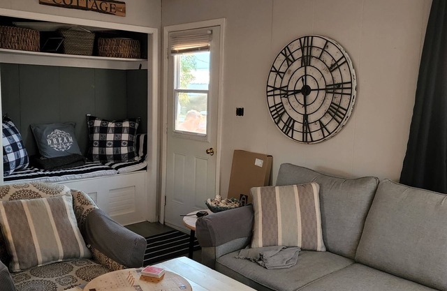 Cozy Year round Home/Cottage with 2 bedrooms for rent