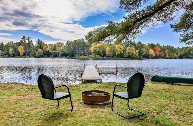 Cozy Year Round Lakefront Cabin- Family & Dog friendly- Private Dock