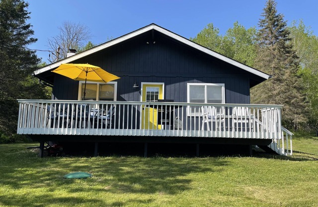 Cozy year round retreat! Close to skiing, hiking and swimming.