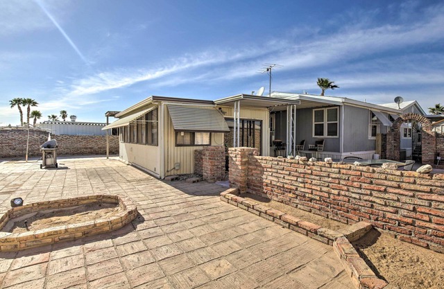 Cozy Yuma Retreat w/ Furnished Patio & Grill!