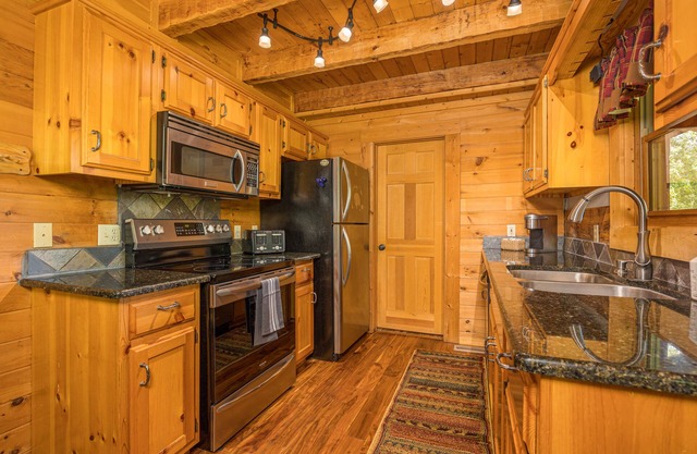 Cozy2 BD Easily Accessible Cabin! Quiet community short drive to all attractions