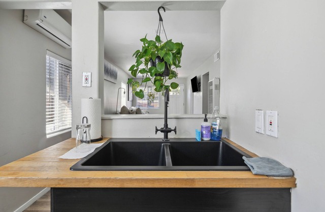 Cozy3-bedroom apartment with WiFi, AC in lovely San Diego Downstairs.