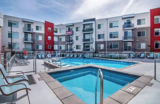 Cozyfullcondo-Sleep3-AC-WiFi-pool-hot tub-Gym in lovely SLC. 15mintsSLC airport