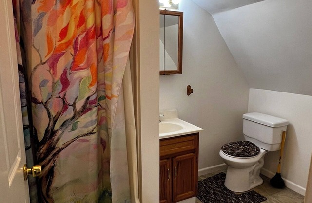 CozyStudio sitting on 2.5 acres on Hubbard Lake with WiFi, AC