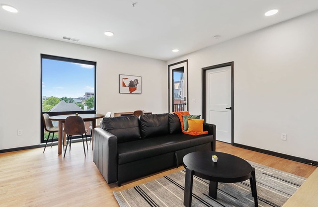 CozySuites Mass w/ parking, lounge & roof deck #6