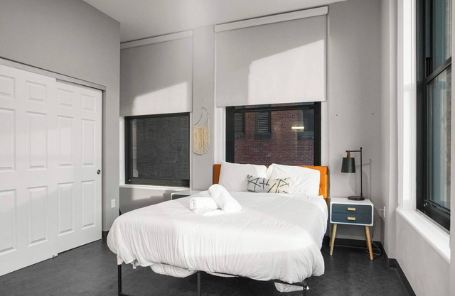 CozySuites Stunning 1BR in Downtown Pitts 40