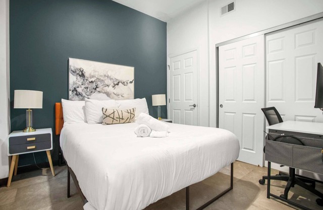 CozySuites Stunning 1BR in Downtown Pitts 42