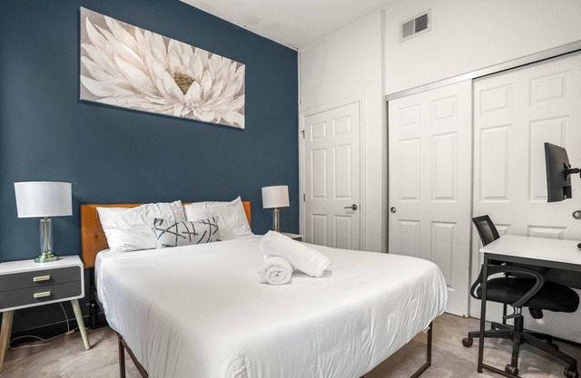 CozySuites Stunning 1BR in Downtown Pitts 43