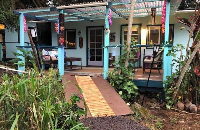 CozyTiki cottage w/ 2 private rooms, outdoor kit/bath