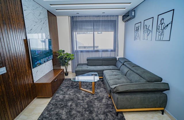 cozzy appartment , 2 min to the train station 🚉. with swimming pool .