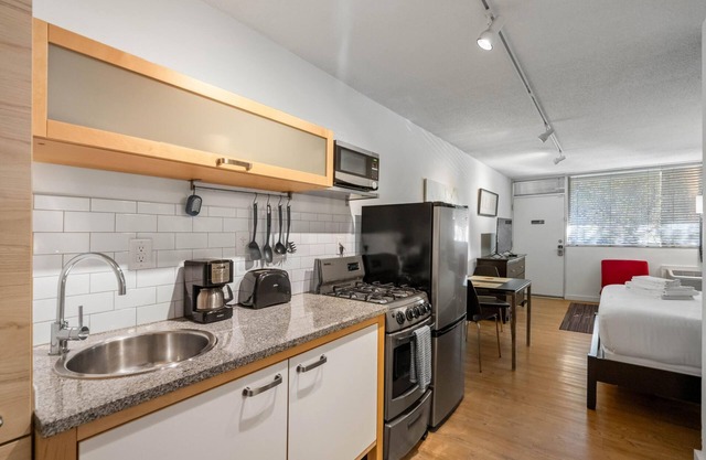 (CPE) Safe + Quiet Studio w/Comfortable Bed