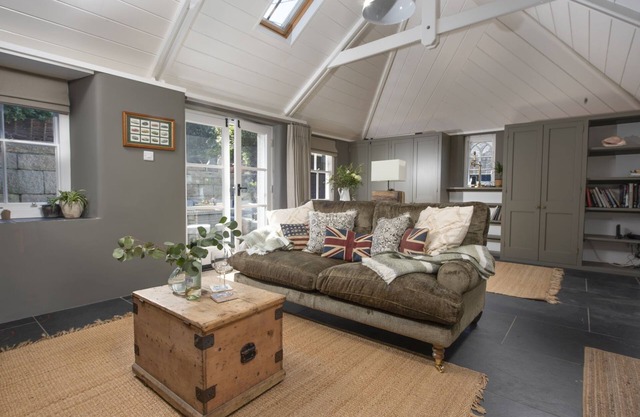 Crab Cottage - a cottage that sleeps 2 guests in 1 bedroom