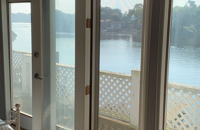 Craftsman Built Baugo Bay Waterfront Sleeps 14