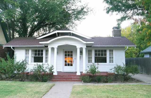 Craftsman fenced yard 🐕🐾 single car garage
