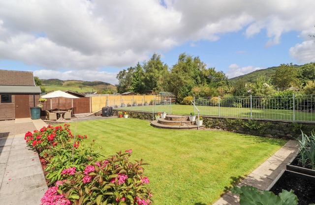 CRAGGY VIEW, pet friendly, with a garden in Staveley
