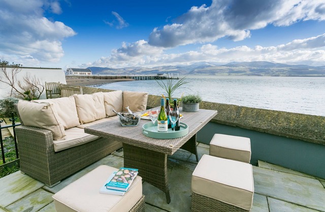 Craig Hyfryd - a coastal that sleeps 12 guests in 6 bedrooms
