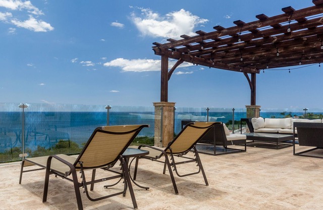 ✨Crash Boat Villa by the Sea✨ Complete w/ resort pool, swim up bar, and HOT TUB!
