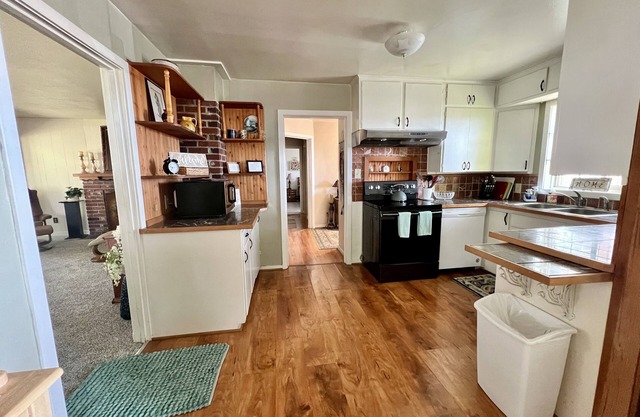 3 bed 2 bath 35 minutes from Crater Lake and minutes from willamette river.