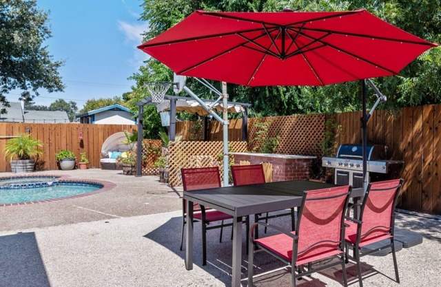 Crawford Poolhouse Near Many Conveniences