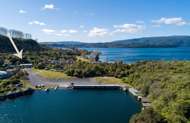 "KRAWATTEN AUF TARAWERA"