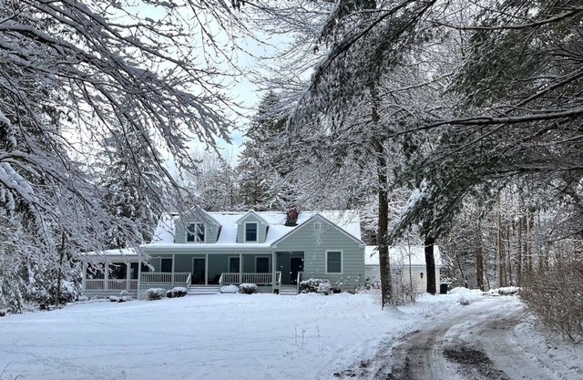 Creamery: stunning, renovated 5 bedroom w/ hot tub, screened-in porch, firepit and more!