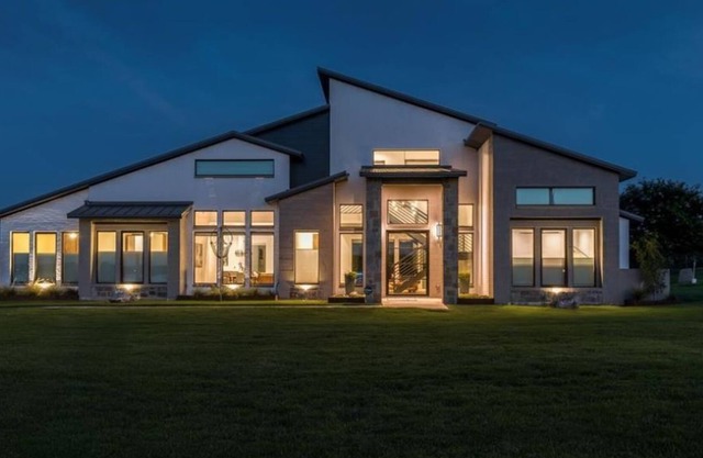 Gorgeous Lake Retreat Minutes From Downtown Waxahachie