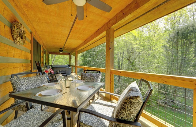 Bryson City Cabin w / Hot Tub & Deck - auf mehr als 2 Acres!