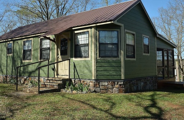 CREEK BEND CABINS ARE IN MENA, AR, MANY TRAILS ACCESSIBLE FROM THE PROPERTY!!