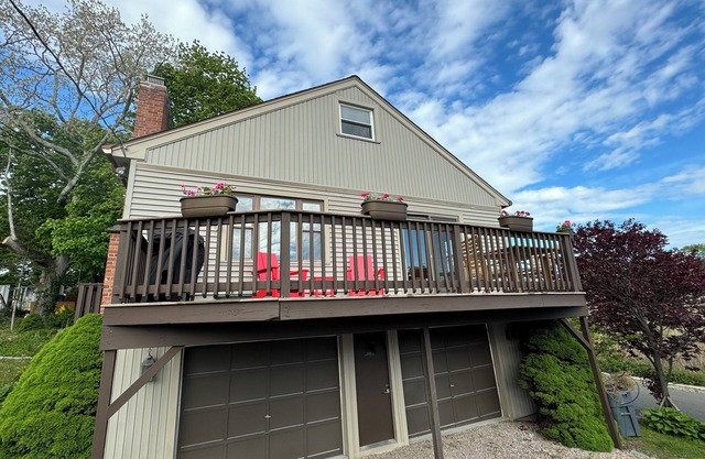 “Creek Boutique” lies steps away from beach, markets, and parks.