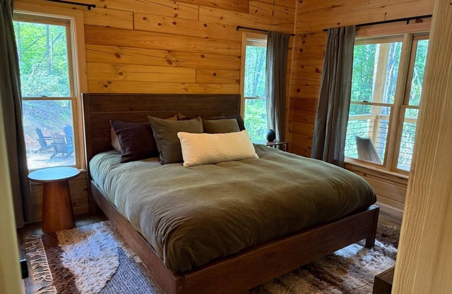 Creek & Cozy-Charming 2BR Creekside Cabin in Ellijay- AC, Fire Pit, Nature